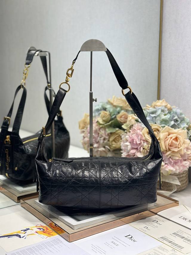 中号 D-Journey 手袋 黑色褶皱 这款 D-Journey 手袋是本季新品，于迪奥二零二五春夏成衣系列发布秀精彩亮相，质地柔软，以摩登设计全新演绎水饺包