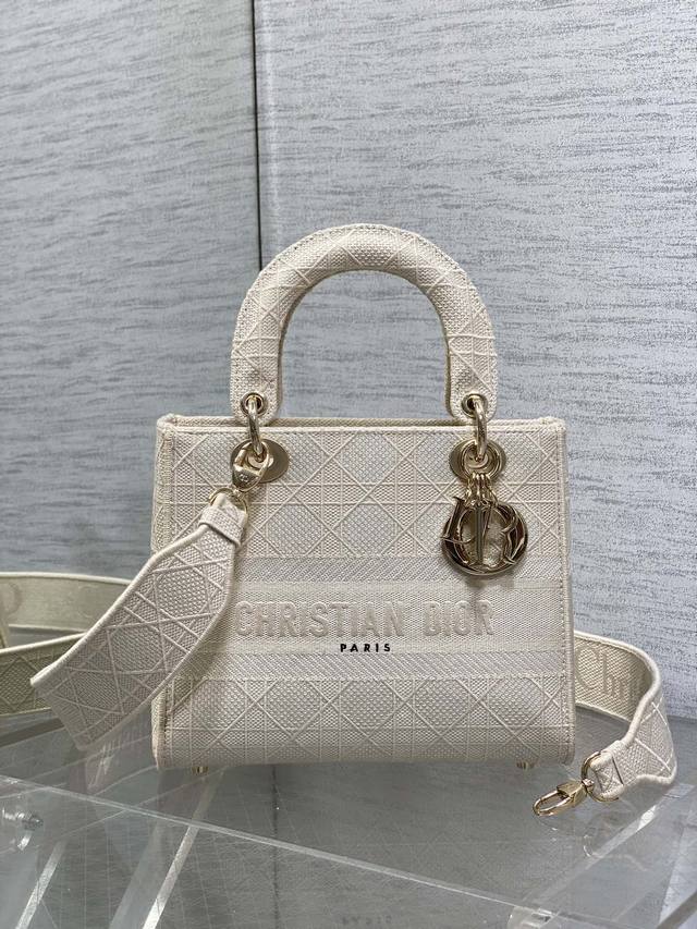 迪奥戴妃 现货 戴妃经典款菱格刺绣,火爆时尚圈,帆布的设计,经典菱格车线压纹,配上标志性的字母大Logo,非常的复古时髦,配现在流行的粗肩带,时尚感的同时又很休 迪奥戴妃 现货 戴妃经典款菱格刺绣,火爆时尚圈,帆布的设计,经典菱格车线压纹,配上标志性的字母大Logo,非常的复古时髦,配现在流行的粗肩带,时尚感的同时又很休