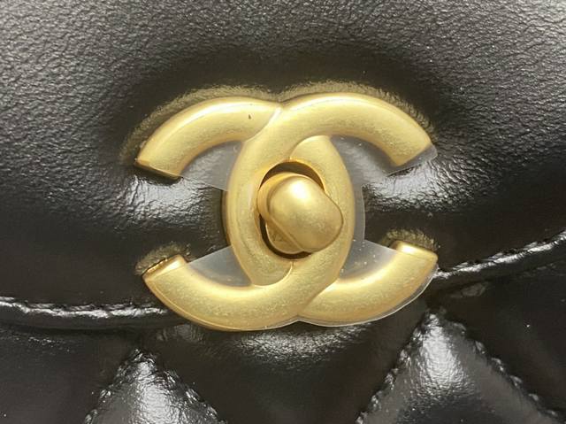 Chane1 24K Kelly 凯莉秋冬走秀爆款来袭 进口原厂皮 感觉钱包要按不住了Keyy作为设计灵感， 真的优雅之中又温柔了几分呢的Vintage款也超有