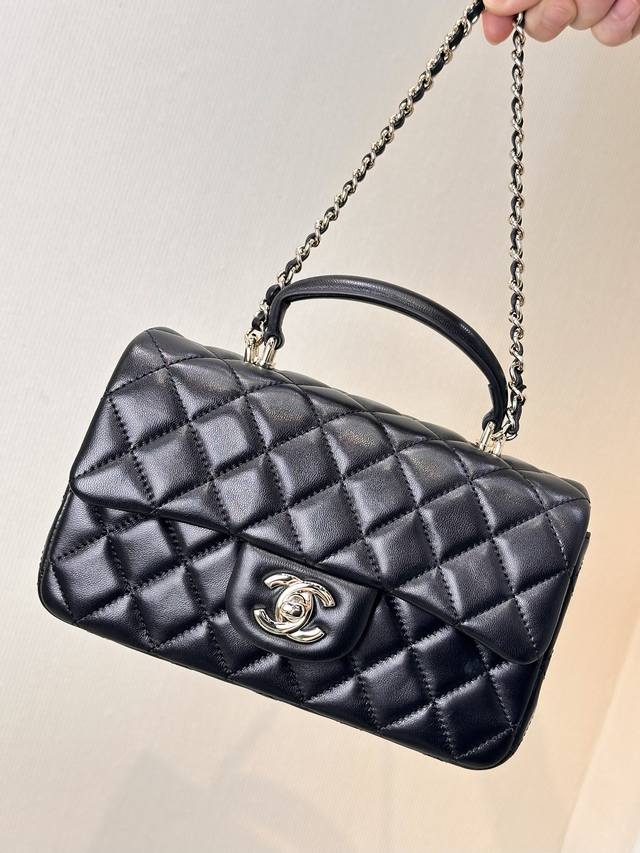 2431 皮料手柄款实拍图，意大利进口的小羊皮面料，纯钢五金材质的锁扣及手柄！香槟金五金链条虽然是Mini号但是容量是绝对够用的！能够轻松容纳puls系列的手机