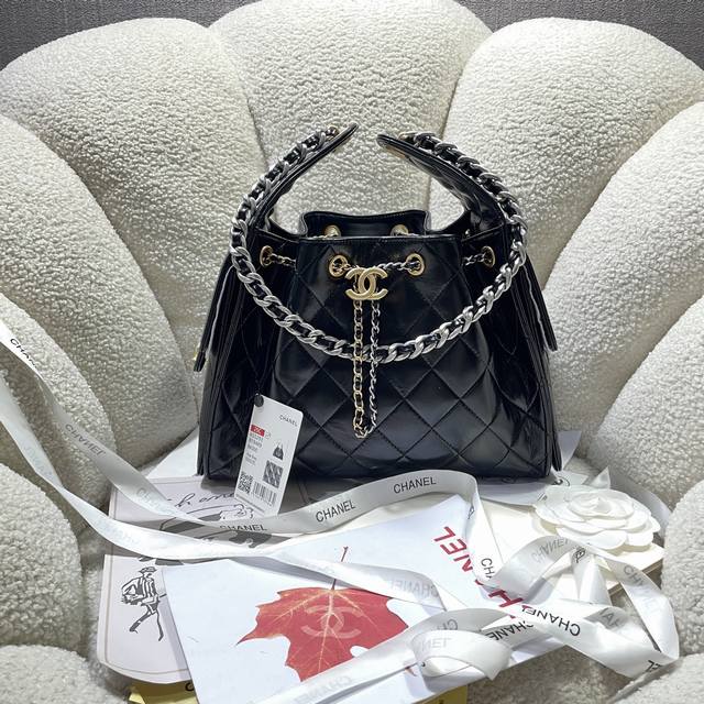 早春走秀系列 尺寸：** 小号 25C 早春秀款来了 想不到24年夏天才刚开始 25年的款就迫不及待要来了 这个购物袋别叫特别的是采用磨砂皮材质 单肩背特别好看