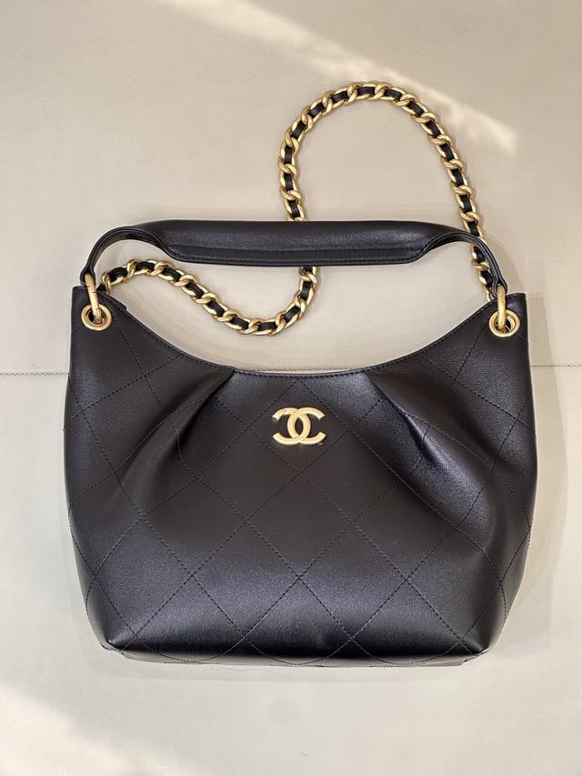 5970 Chanel 26C早春新款Hobo嬉皮包，一登场就注定是断货命！ 全网求购刷屏，专柜一包难求，黑金配色+小牛皮质感，高级感从骨子里透出来！ 小饺子造