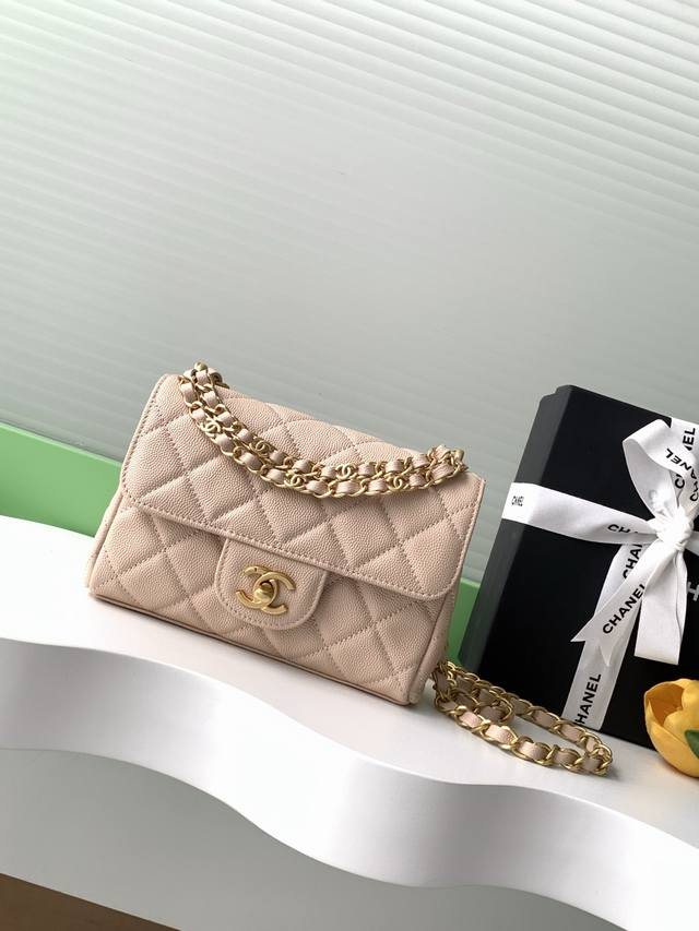 25p双链条鱼子酱 没想到碰上了25p双链条荔枝牛季节限定 入手了小号和Cf大Mini感觉很相似了 好开心好开心 完完全全是我喜欢 比Cf的小号的牛皮更软更休闲