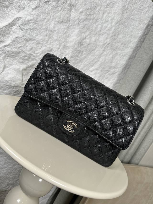 升级版 全名Classic Fla0 1112荔枝纹 尺寸： 15.5*25.5*6.5Cm 皮料：原厂Haas大球鱼子酱内里进口小羊皮 五金：24K电镀 全钢