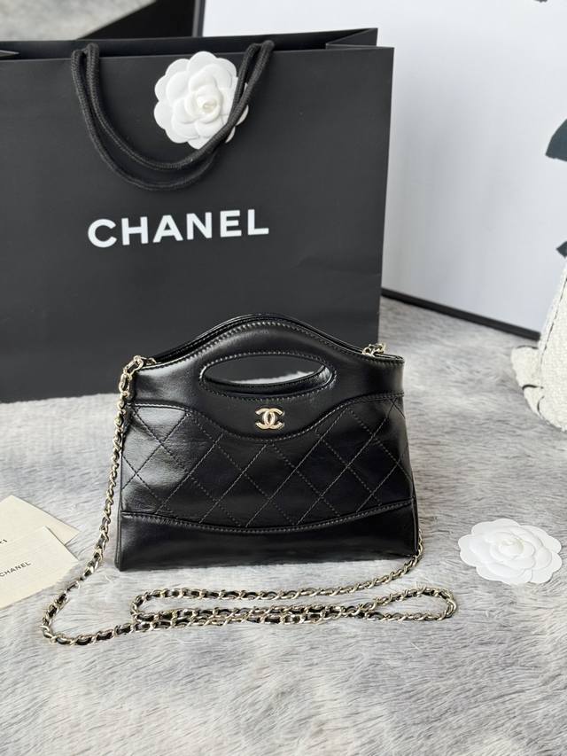 黑色 浅金 牛皮 24B推出的31Bag Nano！Mini Size 牛皮制作 浅色五金 搭配很高级 实物拍摄 超级火爆实物也非常可爱！属于经典永不过时款 可