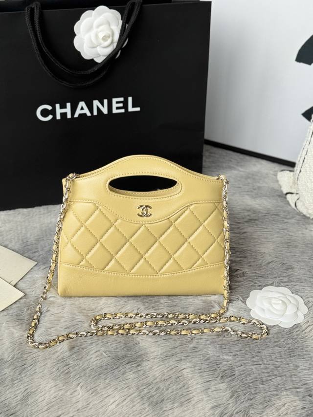 小鸡黄 浅金 24B推出的31Bag Nano！Mini Size 油腊羊皮制作 浅色五金 搭配很高级 实物拍摄 超级火爆实物也非常可爱！属于经典永不过时款 可