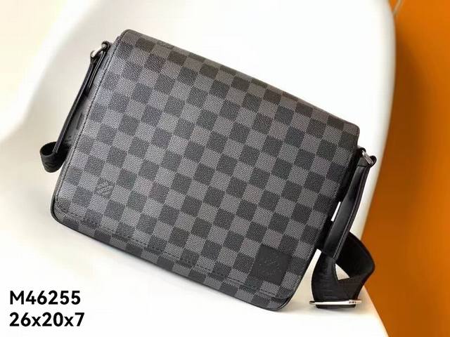 公文包,M46255黑格 男包公文包系列 本款 Voyage 小号公文包 取材 Damier Graphite 涂层帆布,搭配皮革侧带、加固包角、顶部手柄和名牌 公文包,M46255黑格 男包公文包系列 本款 Voyage 小号公文包 取材 Damier Graphite 涂层帆布,搭配皮革侧带、加固包角、顶部手柄和名牌
