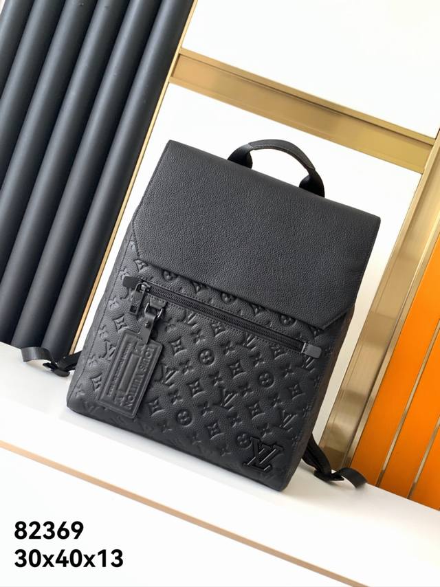 双肩背包82369#全头层牛皮双肩背包，顶级原单质量专柜同款， porte-Documents Voyage别样的个性魅力。光滑的皮革饰边与宽敞的内部空间，奢华