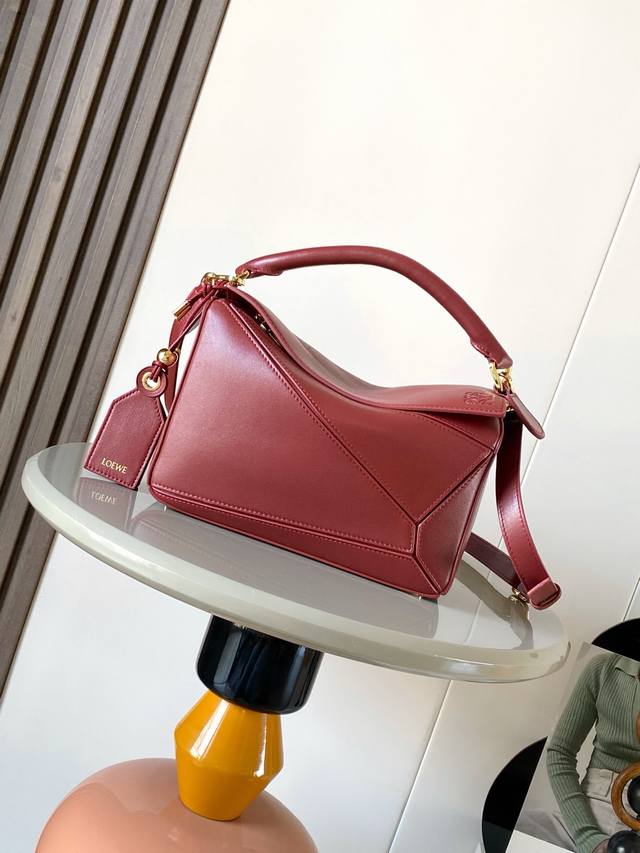 新版本几何包小号纳帕羊皮革 Featherlight puzzle 手袋, 原厂进口纳帕小牛皮以别具一格的几何线条勾勒长方体造型。柔软轻盈的纳帕皮革为手袋注入随 新版本几何包小号纳帕羊皮革 Featherlight puzzle 手袋, 原厂进口纳帕小牛皮以别具一格的几何线条勾勒长方体造型。柔软轻盈的纳帕皮革为手袋注入随