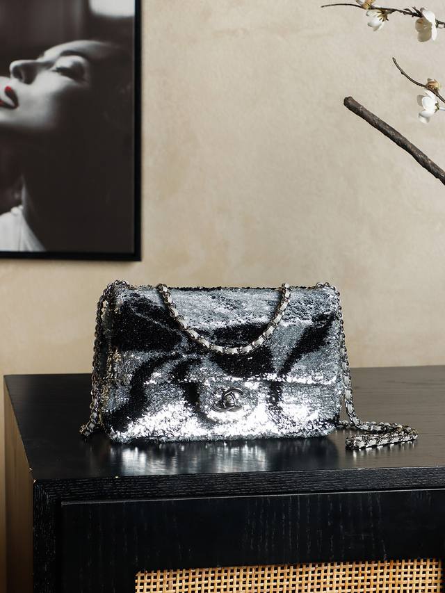 顶级原单 亮片刺绣 系列 尺寸** 银色 25K亮片蝴蝶结Cf包，白色亮片+黑色缎带蝴蝶结，优雅又俏皮！经典菱格纹+金属双C Logo，链条肩带可单肩Or手提，