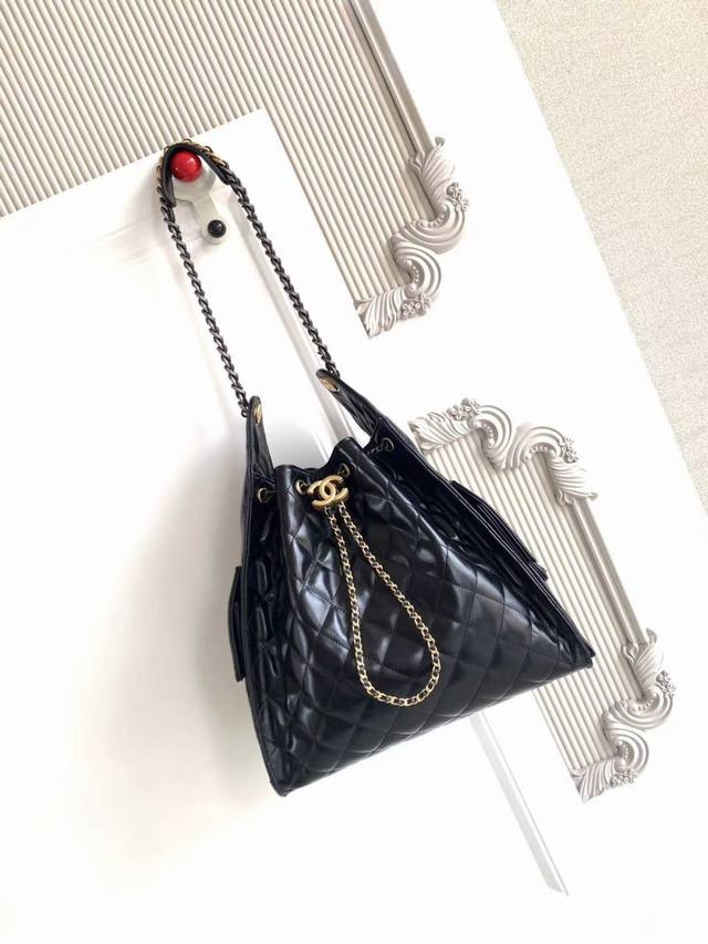 As5311Chanel 25款又一个以年份命名的款， 25C油蜡皮嘻哈包 香奈儿Hobo 腋下包 嬉皮腋下包大号 复古双拼五金纽扣抽绳水桶包+菱格纹 经典链条