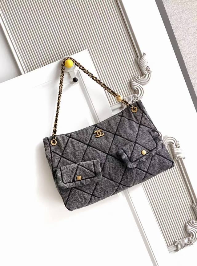 Chanel 25K不愧是香奈儿！真的太心动了！口袋放在正面，立刻让经典菱格多了一份机能感 复古大方，实物太精致了腋下背太实用了 容量大到可以装下日常所需的必备