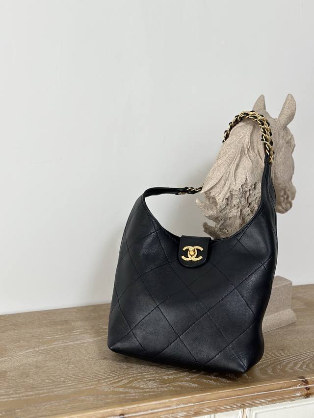 出货 Ohanel25p 进口羊皮，内里进口羊绒 春夏预告系列 嬉皮Hono包 非常火爆 货量极少[笑脸]这只嬉皮包手感非常柔软 容量超级大 上身也很好搭配，大