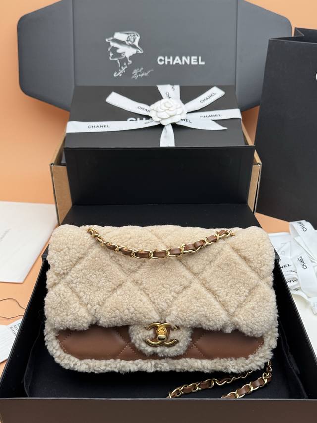 原厂皮 24K泰迪熊秋冬系列 :25.5 升级版 时尚与经典融为一体，永不过时 皮料：原厂进口小羊皮 五金：金色五金 Size：W25.5×H15.5×6.5C