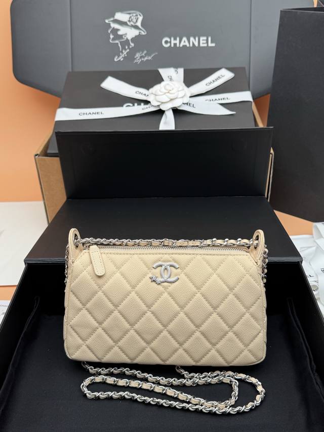 原厂皮 25B星星麻将系列 升级版 时尚与经典融为一体，永不过时 皮料：原厂进口鱼仔酱牛皮 五金：银色五金 Size：W20×H13×D5Cm 型号：Ap631