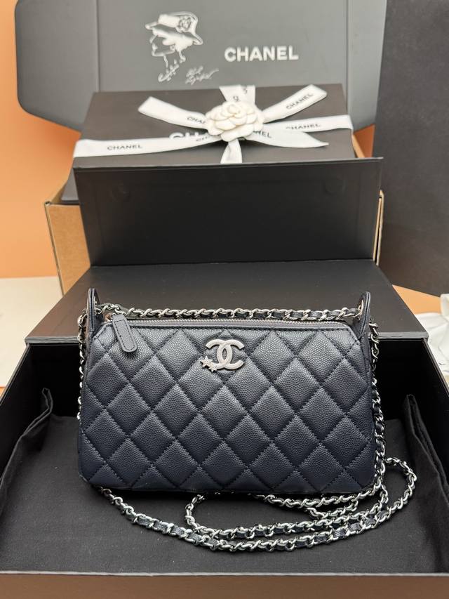 原厂皮 25B星星麻将系列 升级版 时尚与经典融为一体，永不过时 皮料：原厂进口鱼仔酱牛皮 五金：银色五金 Size：W20×H13×D5Cm 型号：Ap631