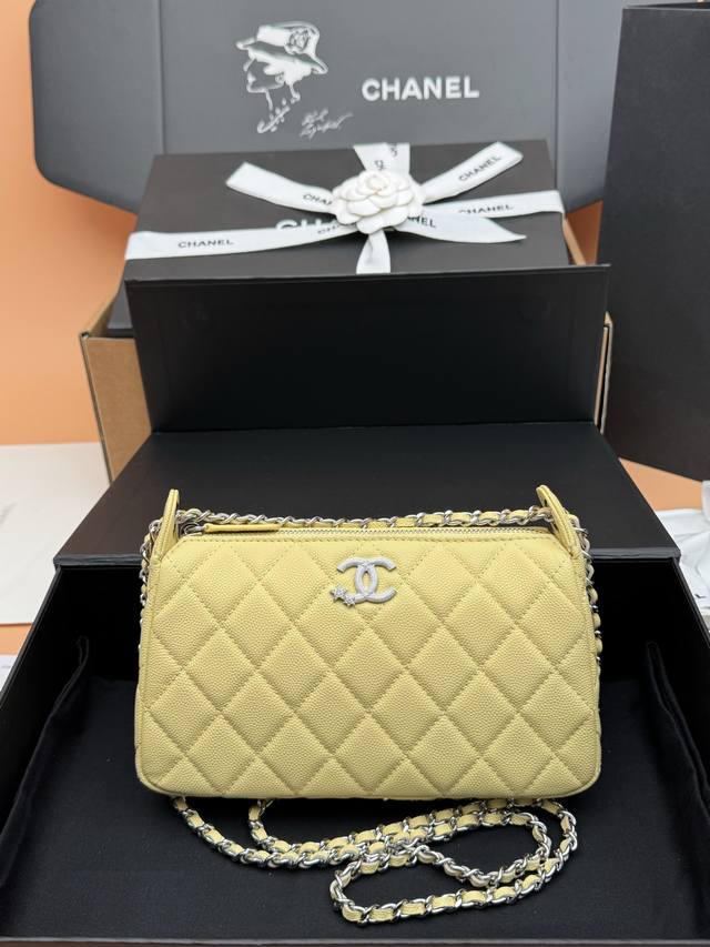 原厂皮 25B星星麻将系列 升级版 时尚与经典融为一体，永不过时 皮料：原厂进口鱼仔酱牛皮 五金：银色五金 Size：W20×H13×D5Cm 型号：Ap631