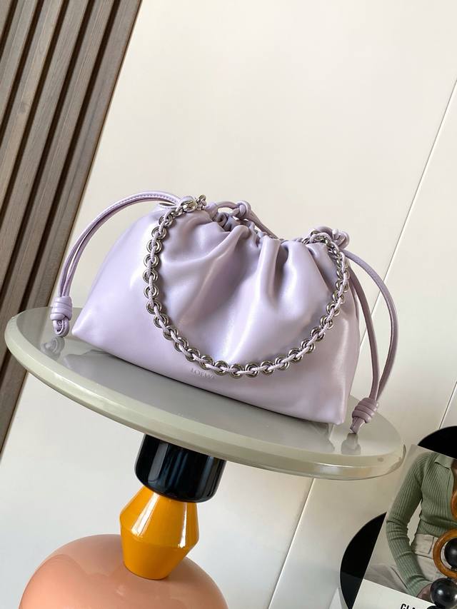 原厂皮 明星同款 柔软纳帕羊皮革 Flamenco purse 新款手拿包Flamenco purse 手袋采用褶皱设计侧面搭配标志性绳结等关键细节。款式时尚百