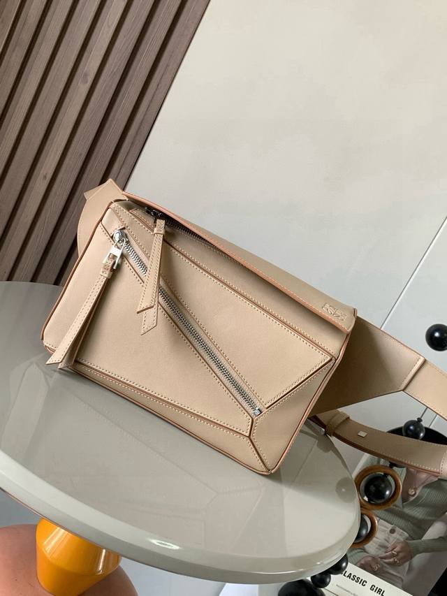 原厂皮 小号经典牛皮革 puzzle 腰包长方体形状和精确的切割技术创造了puzzle 独特的几何线条这款小号腰包采用经典牛皮革制成皮质柔软轻便，造型低调有辨识