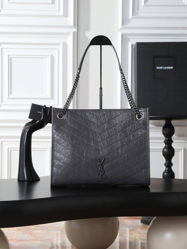 灰色银扣 Niki Shopping Bag_ 意大利进口抓皱油蜡牛皮，五金是全牛皮包裹，工艺十分精湛！包袋中间有磁吸扣，保障了包包使用的安全性；内里有一拉链隔