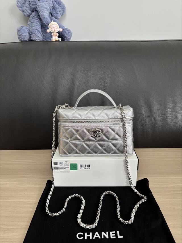 时尚新宠 Chane1新品 精致小巧链条手拿包 颗粒小牛皮配金色金属 手柄还有小Logo 皮面上一条有弧度的缝线 让整个包看起来更加力挺 荔枝纹的皮面还不易刮花