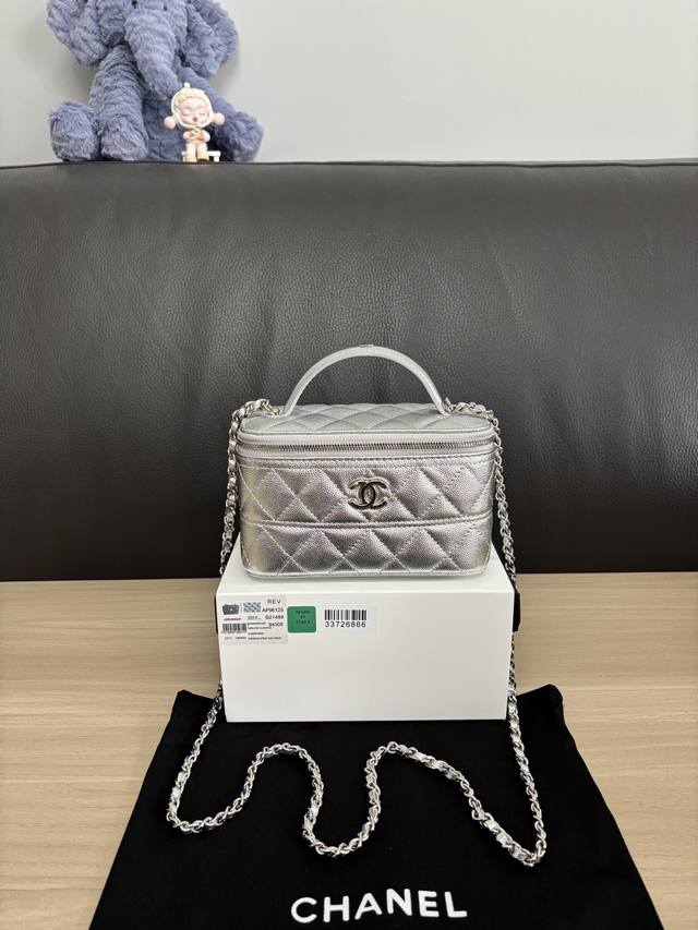 A96125 Chane1 新款 Logo手提 单肩斜挎口红包 小牛皮配金色金属 让人一眼就能感觉到清新脱俗的时尚气息 17Cm