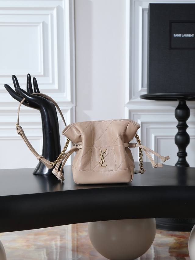 杏色羊皮 古金Ysl 最新斜跨福袋迷你号出货了！福袋新尺寸好可爱，一起来种草吧。Jamie 4.3 Large po设计师真的太懂消费者需要什么了吧很多托特包的