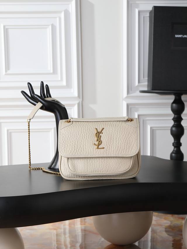 Niki_22Cm 白色大象纹配金扣 简直不要太酷，包型好看没有缺点，柔软细腻羊皮营造出复古照旧风格 手拎或者腋下都很可 气场十足男女均可驾驭 时尚与功能兼备