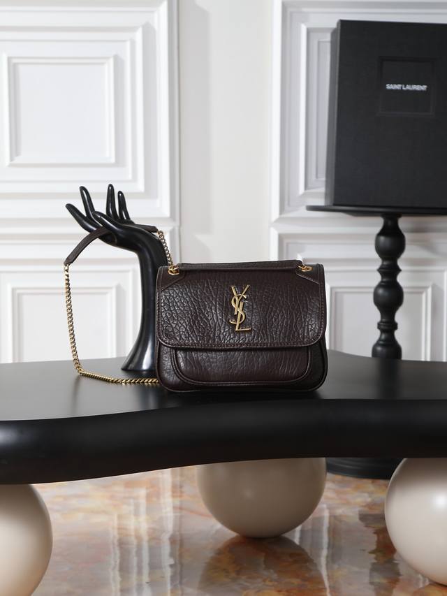 Niki_22Cm 咖啡大象纹配金扣 简直不要太酷，包型好看没有缺点，柔软细腻羊皮营造出复古照旧风格 手拎或者腋下都很可 气场十足男女均可驾驭 时尚与功能兼备