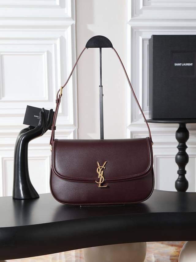 枣红色 29Cm Solferino Box 腋下包 这款腋下包轻盈精致 意大利进口Box牛皮，Le Cassandre锁扣开合五金，羊皮内衬，肩带可调节，便于