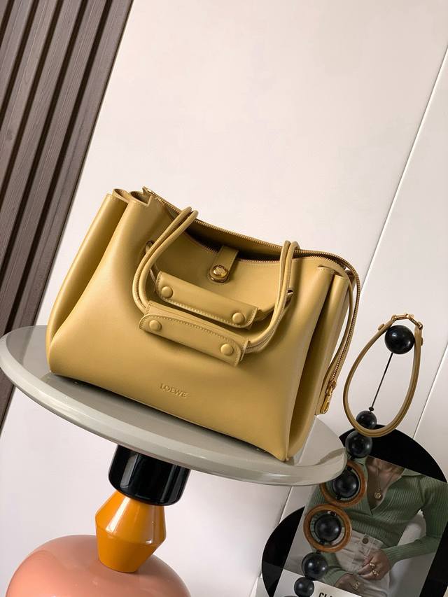 原厂皮 中号柔软牛皮革 Madrid手袋Madrid 具有柔软的结构感梯形造型采用角撑设计，搭配可调节提手和 pebble 磁扣此中号版本采用柔软牛皮革制成*可