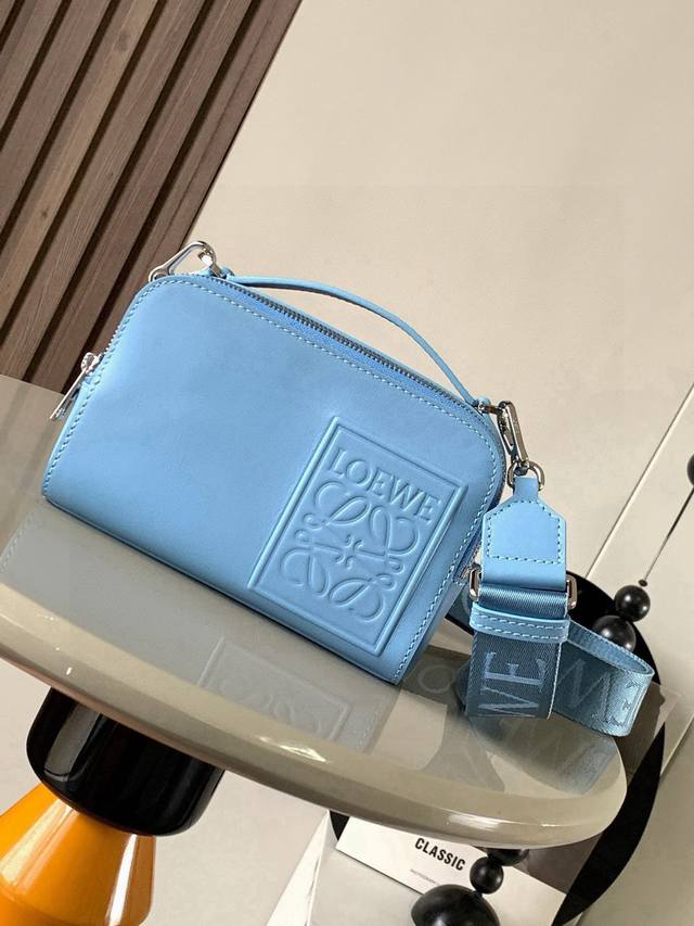 原厂皮 缎面牛皮革迷你相机斜挎包 满足你的多功能需求，这款迷你相机包采用缎面牛皮革制成质感柔滑，展现出高级品质迷你相机斜挎包设计紧凑实用，设有两个拉链隔层，方便