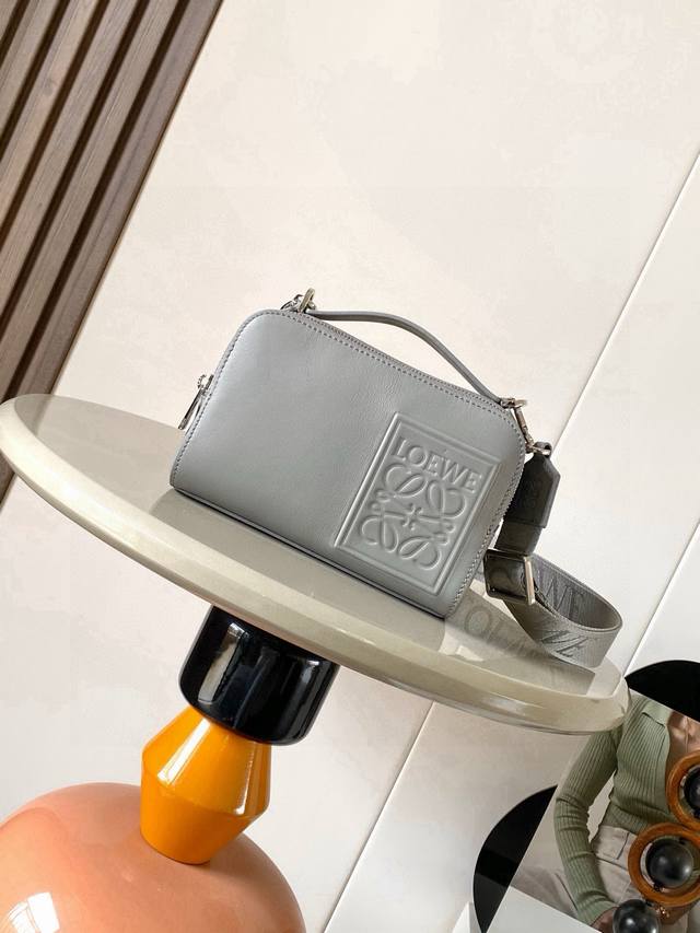 原厂皮 缎面牛皮革迷你相机斜挎包满足你的多功能需求，这款迷你相机包采用缎面牛皮革制成质感柔滑，展现出高级品质迷你相机斜挎包设计紧凑实用，设有两个拉链隔层，方便存