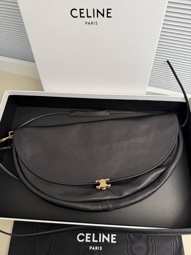 正品级 Soft Triomphe Halfmoon 半月包时髦住啦 Celine 26Spring 半月包～ 时髦还是异形包咯 大容量可以腋下&单肩[亲一个R
