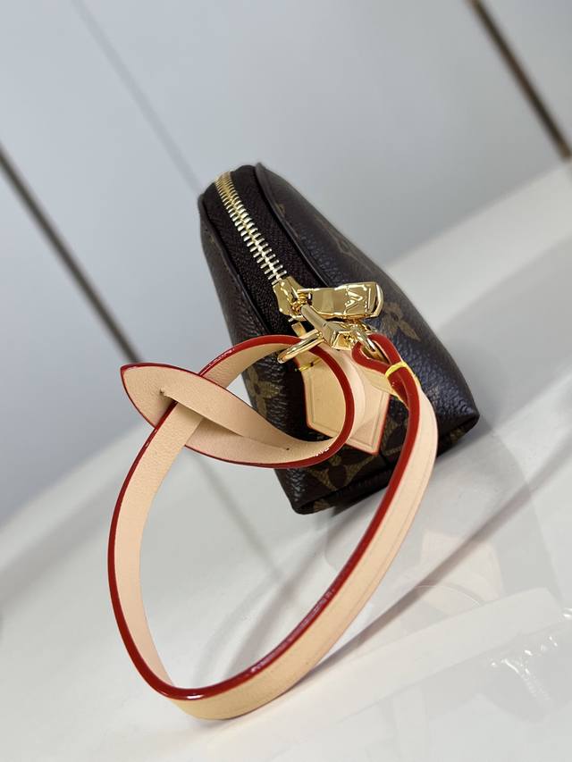 原厂皮 独家实拍 M25653 此款小巧化妆零钱包的设计灵感源自 Cosmetic 系列，既可作为包内配饰，也可作为实用装饰。它呈现了品牌标志性的 Monogr