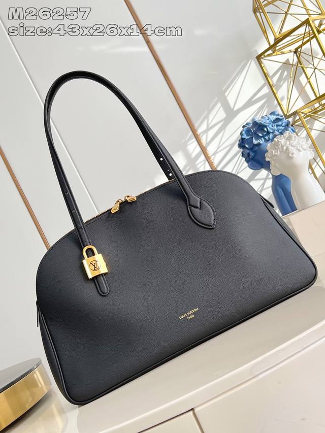 原厂皮 独家实拍 M26257黑 這款Low Key系列的全新Duffle Tote靈感源自2000年代初的Alma Horizontal包包，採用季節性Cog