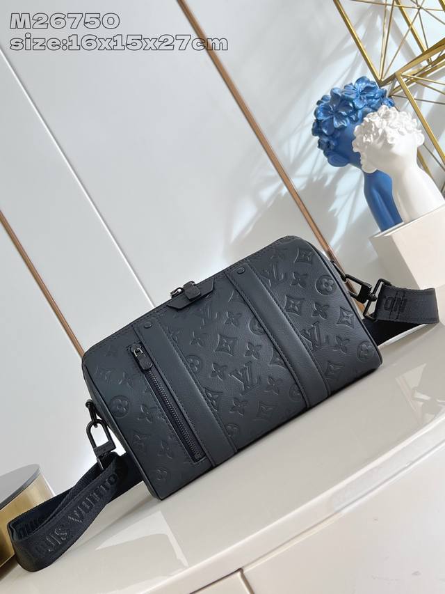 原厂皮 独家实拍 M26750 本款 City Keepall 手袋取材 Monogram Shadow 牛皮革，Monogram 图案含蓄压印于柔软表面。牛皮