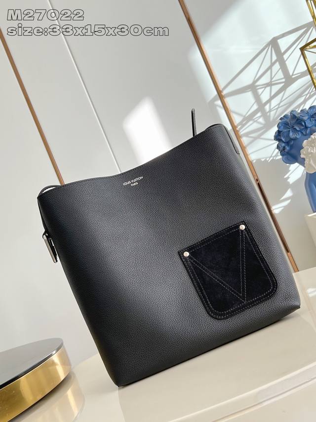 原厂皮 独家实拍 M27022黑 本款 Verso Hobo 手袋以 Lv Touch 牛皮革塑造潮流易搭构型。光滑粒面皮革与同色绒面皮革为正反两面赋予别致外观