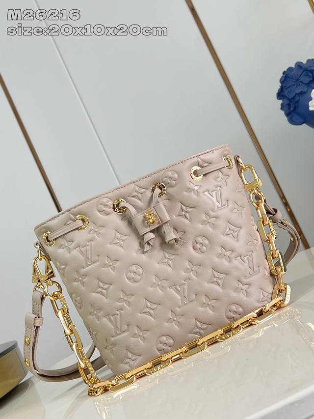 原厂皮 独家实拍 M26216卡其 M26530 本款 Bucket 手袋取材 Monogram 压纹羊皮革，以时尚淡雅色调成就跨越季节的考究之选，为 Cous