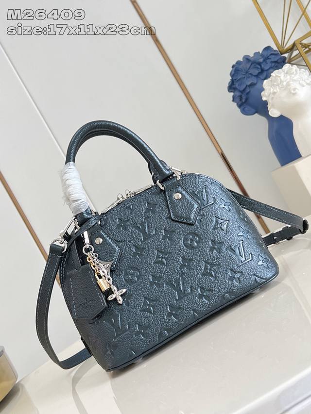 原厂皮 独家实拍 M26409珠光蓝 M26686 本款 Alma Bb 手袋溯源 1934 年的装饰艺术格调，以 Monogram 帆布塑造雅致构型。耀目挂锁