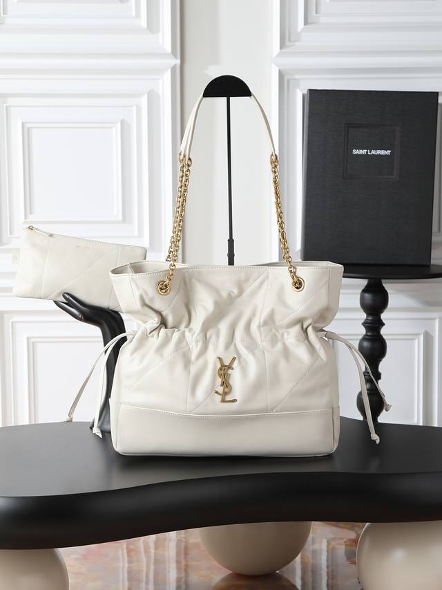 Jamie 4.3 Large pochon_福袋水桶包 意大利进口柔软小羊皮 抽绳设计让手袋呈现出自然高级的褶皱感 金属链条和包身上的金属Logo相得益彰 上