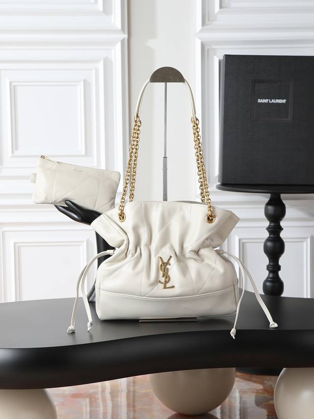 Jamie 4.3 Large pochon_小号 福袋水桶包 意大利进口柔软小羊皮 抽绳设计让手袋呈现出自然高级的褶皱感 金属链条和包身上的金属Logo相得益