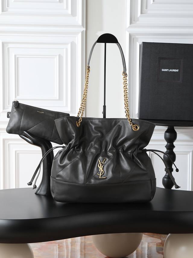 都市灰Jamie 4.3 Large pochon_福袋水桶包 意大利进口柔软小羊皮 抽绳设计让手袋呈现出自然高级的褶皱感 金属链条和包身上的金属Logo相得益