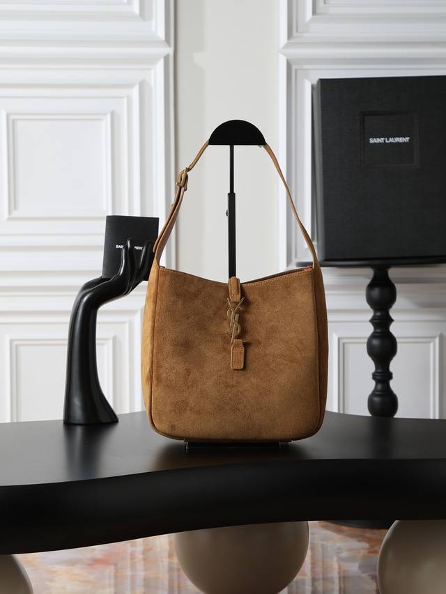 焦糖磨砂款 原厂对版高丝光麂皮 不含包装 爆款Le 5A7腋下包 今年大火的中古款腋下包 一直很受欢迎 全皮细腻光滑 包型设计又很简单又高级 容量足够用 轻便能