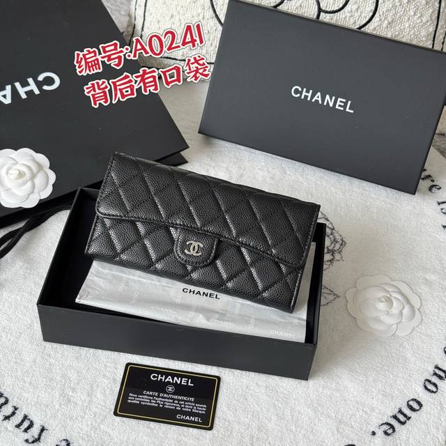 Chanel 经典Cf长款钱包到货！ 球纹牛皮 制作 背后有硬币口袋 内里五金拉牌 收纳方便快捷 非常耐看！亮金与亮银五金非常时髦 而且钱包容量很大可以放下一部