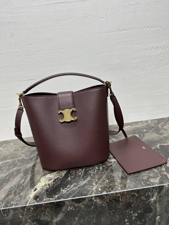 正品级 Louise中号光滑牛皮革手袋 11 X 9 X 6英寸 28 X 24 X 16厘米 牛皮革 羊皮革衬里 金色饰面 手提、肩背和斜挎 皮革翻盖，配Tr