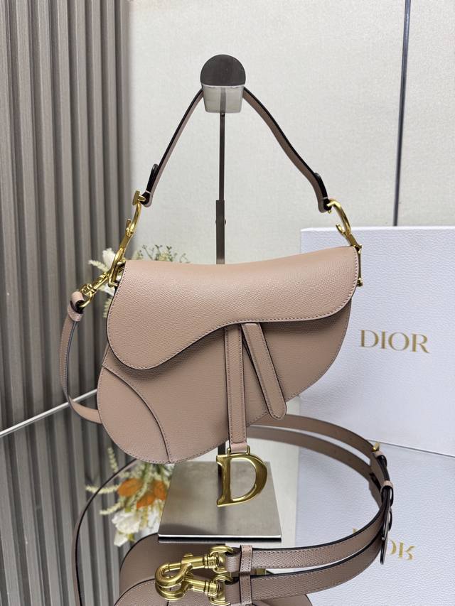 正品级 ，高版本 D S马鞍包大号 手掌纹裸粉色皮 重磅回归.重现经典之美该系列手袋刚上市，立刻成为了时尚红人们“人手必备”的单品之一，全新富有民族风情肩带和金