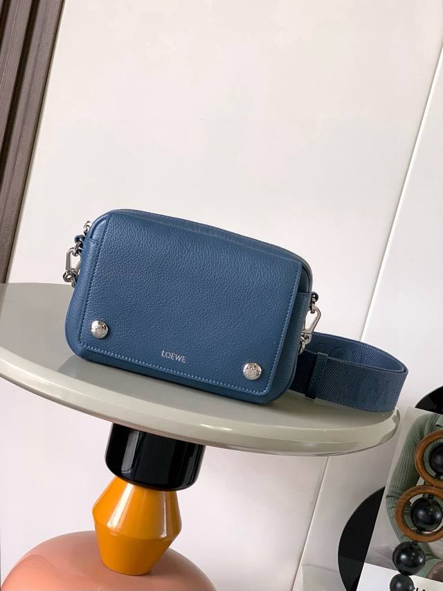 原厂皮 小号柔软粒面牛皮革 pebble 邮差包pebble 邮差包采用实用精巧设计，配有双重标志性 Anagrampebble. 此小号版本采用柔软粒面牛皮革