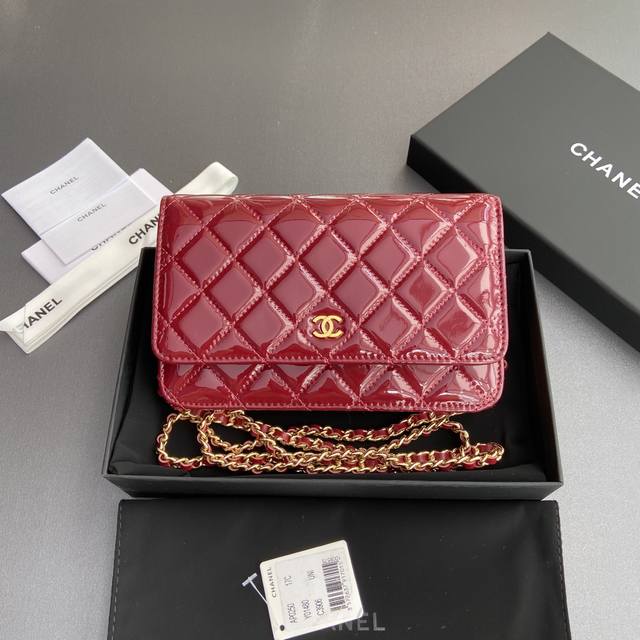 原厂皮690 小香进口意大利小牛皮 货号:A 尺寸:W20×H13×D3.5Cm 颜色:酒紅光皮金色鋼唛