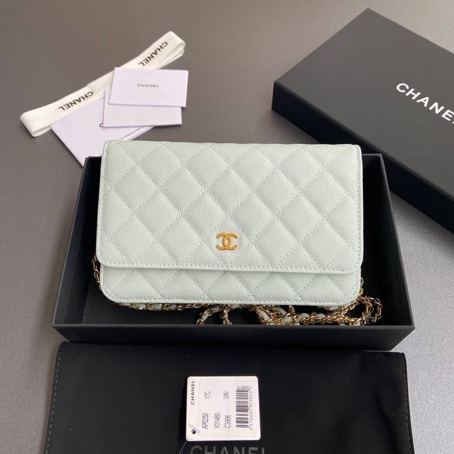 原厂皮690 小香进口意大利顆粒小牛皮 货号:A 尺寸:W20×H13×D3.5Cm 颜色:淺藍細球紋金色鋼唛